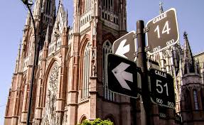 Pedro benoit y un equipo de urbanistas. Visita A La Catedral De La Plata