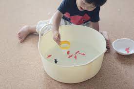 牛乳パックで作った金魚とペットボトルで作ったポイを使って 息子と一緒におうちで金魚すくい遊びをしました 手作りおもちゃ 手作りおもちゃ ペットボトル 金魚