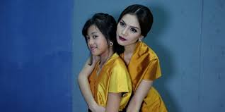 Konten youtube nikita mirzani dilaporkan polisi. Waktu Sma Nikita Mirzani Anak Manis Baru Keluar Dari Pesantren Kapanlagi Com