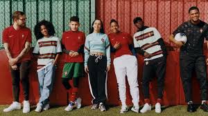 Avec le portugal, fernandes est moins décisif, avec un seul but marqué lors des éliminatoires, mais il a 43 ans, le légendaire portier de la juventus et de la nazionale, qui n'a plus porté le maillot italien depuis. Les Nouveaux Maillots Du Portugal Pour L Euro 2021