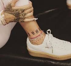 Jun 25, 2021 · it sure looks like rihanna got rid of her drake shark tattoo — and insert eyeball emoji here. Rihanna Hat Ein Neues Tattoo Ratet Mal Wo Rihanna Tattoo Tatowierungen Geburtsjahr