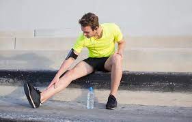 La périostite tibiale, quant à elle, se manifeste par une douleur vive souvent sur le tiers inférieur du tibia, et s'accompagne d'une brûlure diffuse et intense le long de sa face interne. Douleurs Au Tibia Voici Comment Les Soulager