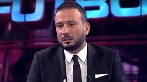 Içerik standart bir röportajdan farklı olmasa da, ikilinin fotoğrafları röportajı apayrı noktalara taşıyor. Ertem Sener Neden Istifa Etti Aciklamayi Sosyal Medya Hesabindan Paylasti