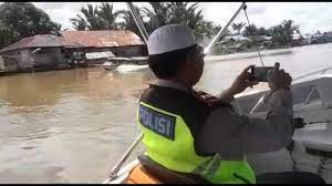 Klotok jamaah haul ke 15 / kamusindonesiainggris religion. Sekitar 500 Perahu Motor Arungi Sungai Martapura Menuju Haul Ke 15 Abah Guru Sekumpul Kantor Berita Kalimantan