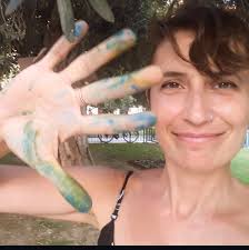 Hoy estuve en el polideportivo de Sedaví, uno de los tantos pueblos  afectados por la Dana, clasificando las donaciones de ropa, comida y  alimentos, para que sea más facil hacerlas llegar a