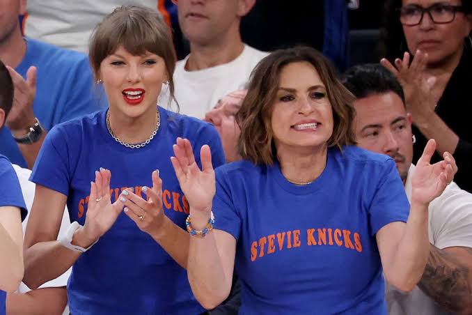 Taylor Swift Twins at Knicks Game with Mariska Hargitay