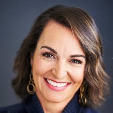 I've been dying to share this recipe with you because for the sweet treat  lovers this is for you 🎁💖 Tahini Caramel Slice and it is divine! Recipe  link up