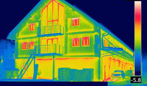 Mit einer wärmebildkamera kann man fenster, türen, wände und vieles mehr am haus auf undichtigkeit und wärmeverluste überprüfen. Warmeverluste Sichtbar Machen Mit Der Warmebildkamera In Der Gemeinde Krailling Unterwegs 18 01 2016