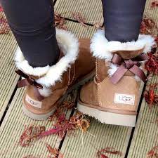 Susse Uggs So Entfernst Du Flecken Aus Deinen Lieblings Winterstiefeln Herbst Ugg Uggboots Boots Cute Schleife Pflege Ugg Boots Fashion Boots Bow Boots