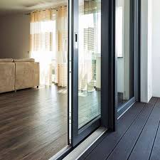 Hebeschiebeturen Fliessende Ubergange Zwischen Drinnen Und Draussen Grosszugig Gestaltete Wohnlandschaften Hebeschiebeturen Von Wirus Schiebe Tur Wohnen Drinnen