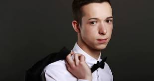 Romans. Il se lance dans le monde du mannequinat