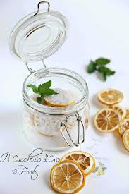 200g di sale grosso, una grossa manciata di rosmarino, 6 foglie di alloro fresco, 6 bacche di ginepro, 1 spicchio d'aglio, poco prezzemolo sale aromatizzato. Sale Aromatizzato Al Limone Essiccare Com