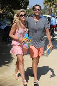 Om zijn twee dochters bezig te houden tijdens de coronacrisis heeft hij namelijk een enorm speelkussen in zijn tuin laten zetten. Nicolette Van Dam And Bas Smit Out In Marbella 07 29 2019 Hawtcelebs