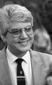 הדור שלי גדל על הז'אנר "בדיחות דוד לוי". בדיחות קרש שכל מטרתן הייתה להגחיך  את הפוליטיקאי בן עדות המזרח. אבל האם ידעתם ש"בדיחה" אחת כזו אפילו נכנסה  לספרי הלימוד של בתי הספר?