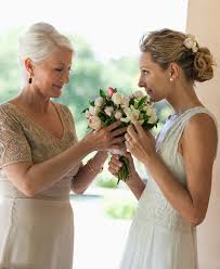 Vous trouverez votre élégante robe de mariée en ligne. 7 Conseils Pour L Achat Robe Mere De La Mariee Blog Officiel De Robespourmariage Fr