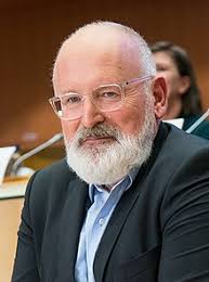 A lucrat la mai mulți angajatori, inclusiv la ministerul finanțelor. Frans Timmermans Wikipedia