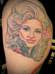 Inked Disciples: En Inblick i den Ultimata Hängivenheten, Dolly Tätowe