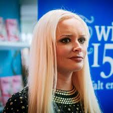 Buschige augenbrauen liegen gerade im trend. Daniela Katzenberger Sie Legt Sich Wegen Ihrer Kaiserschnitt Narbe Unters Messer Gala De