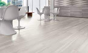 On met l'accent sur la parquet clair, voyez nos 60 photos d'idées. Carrelage Parquet La Salle De Bains Carrelee Planchers Modernes Carrelage Imitation Parquet Parquet Chene Blanchi