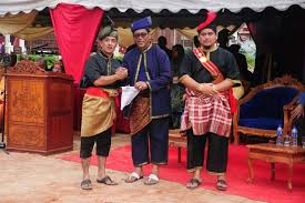Navy adalah warna yang elegan dan glamour dengan riasan rambut yang sangat indah dan sangat berkelas menjadikan kamu terlihat menjadi. Berbusana Persatuan Seni Silat Kunci Melayu Melaka Facebook