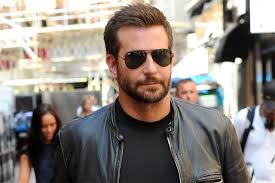 1 2 il film, che ha per protagonista bradley cooper , affiancato da sienna miller , luke grimes , kyle gallner e sam jaeger , ha ricevuto 6 nomination agli oscar 2015 , vincendo il premio oscar per il miglior montaggio sonoro. Bradley Cooper Calls American Sniper A Character Study
