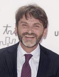 Juan Antonio Bayona critica a la policía por este consejo sobre la piratería