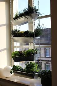 Selberbauen Fensterbank Vertikaler Wohnzimmer Anleitung Garten Mit Zum Die Im Fr Vertical Garden Diy Vertical Vegetable Gardens Vertical Herb Garden