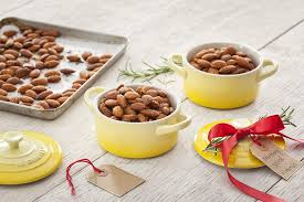 La mini cocotte de gres de 10cm le creuset es ideal para una presentación individual divertida y original. Le Creuset Stoneware Mini Round Cocotte Soleil 8 Oz Dutch Ovens Kitchen Dining Svanimal Com