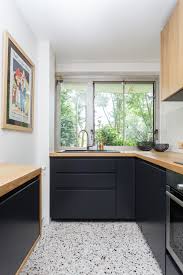 Cuisine Elegante Noire Et Boisee Sol Terrazzo Pour Rajouter Une Touche De Chaleur Renovation Architecture Be Cuisine Elegante Cuisine Noire Cuisine Moderne