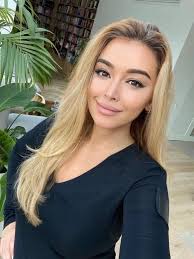 Poznajecie? TAK, TO JA… w kilku „idealnych” wersjach stworzonych za pomocą  filtrów, które są ogólnodostępne za darmo (!) na instagramie i w prostej  aplikacji. Na końcu moje zdjęcie w naturalnym wydaniu. A