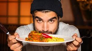 Ele começou vendendo carros e criou "restaurante dos famosos" que fatura R$  100 milhões