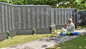 Jan 26, 2021 · 日本では8月15日を「終戦記念日」としています。毎年、終戦記念日が近づくとテレビでは戦争に関する番組や特別ドラマなどが放送され、当日には政府が主催する戦没者を追悼する式典が催されています。また、広島と長崎に原子爆弾が落とされた8月6日と9日には、原子爆弾投下の時刻に合わせ. Q A æ²–ç¸„ã® æ…°éœŠã®æ—¥ ã£ã¦ä½• Yahoo ãƒ‹ãƒ¥ãƒ¼ã‚¹ ã‚ªãƒªã‚¸ãƒŠãƒ« The Page