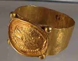 Roman Wedding Ring Made Of Gold The With Gold Dots Decorated Plate At The Rings Shows Clasping Hands Di Ancient Jewelry Ancient Roman Jewelry Ancient Jewels