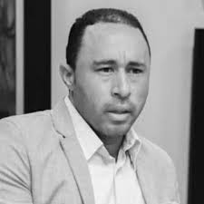 Horas después de ser destituido por Danilo, Rincón Khoury pasa a apoyar a  Abinader