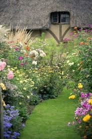 Pin By Monique Poirier On Cottage Cottage Garden Borders English Cottage Garden Cottage Garden