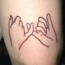 Mais contrairement à l'amour, on ne prend pas la décision de se lancer dans une relation amicale comme dans un couple, on laisse les choses se faire. Tatouage Amitie 50 Idees De Tattoos A Partager Avec Sa Bff