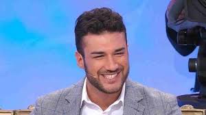 La scelta, come abbiamo visto ieri nel caso di teresa langella, prevede una modalità differente e. Uomini E Donne Ecco La Scelta Di Lorenzo Riccardi