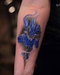 22 Grossartige Iris Tatowierungs Entwurfe Und Bedeutungen Artige Bedeutungen Entwurfe Tatowierun Iris Tattoo Iris Flower Tattoo Tattoo Designs And Meanings
