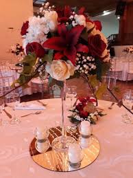Las protagonistas de estos arreglos son las rosas principalmente, si se quiere pueden estar acompañadas de otro tipo de flores. 57 Ideas De Centro De Mesa En Copa Centros De Mesa Para Boda Mesas De Boda Centros De Mesa Altos