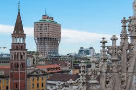 Il rogo si è sviluppato intorno alle 17.45 di oggi pomeriggio, facendo precipitare a terra i pannelli che rivestono la struttura. Grattacieli Di Milano Quali Sono E Come Riconoscerli Italoblog