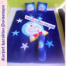 Dalam paket penjualan karpet karakter set standard terdiri dari 2 bantal dan 1 keset dimana karpet karakter bandung online yang tersedia di ragambudaya.com ini terbuat dari bahan bulu rasfur yang lembut dan terdapat lapisan busa tebal yang empuk sehingga cocok digunakan untuk bersantai. Karpet Karakter Doraemon Set Isi Busa Rina Boneka