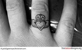 Pin By Ambar Barajas On Tattoos Piercings Claddagh Tattoo Irish Tattoos Claddagh Ring Tattoo