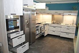 Nobilia Musterkuche L Kuche Mit Side By Side Kuhlschrank In Moderner Holzoptik Ausstellungskuche In Altotting Von Kuchen Design Thomas Muller