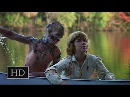 Первый фильм вышел в 1980 году и стал образцом молодежного слэшера — поджанра фильмов ужасов, в котором маньяк преследует и кровавым образом убивает своих жертв. Video Pyatnica 13 Vikipediya