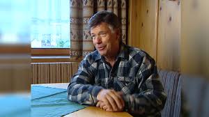Sein sohn markus schröcksnadel, welchen er als seinen nachfolger aufbaut, ist wiederum geschäftsführer der schröcksnadel — peter schröcksnadel (links) mit matthias lanzinger. Peter Schrocksnadel Der Tausendsassa Vom 29 02 2004 Orf Tvthek