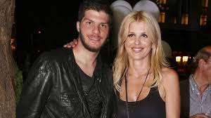 Στο νοσοκομείο ο τραγουδιστής λούκας γιώρκας με υποθερμία στο νοσοκομείο ο γνωστός τραγουδιστής 25 ιαν 2021 17:43. Giati Xwrisan Me Thn Elena Rapth Ti Apokalyptei O Loykas Giwrkas