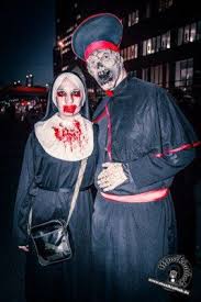 Besonders an halloween ist es an der zeit, in eine neue rolle zu schlüpfen. 33 Der Gruseligsten Halloween Kostume Und Makeups Gruseliges Halloween Gruselige Halloween Kostume Halloween Kostum