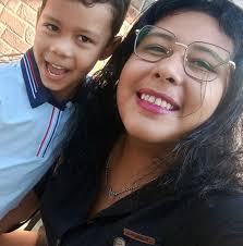 Hola chicas, disculpen soy de tez morena me ayudarían con un color de uñas  con el que mis manos no se vean tan morenas porfavor...