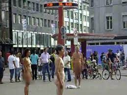 Nackt auf der Strasse | Hier machen 20 Leute Kunst - 1414-Vermischtes -  Bild.de