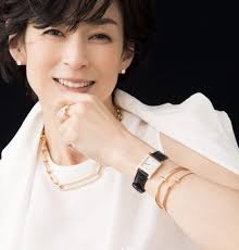 鈴木保奈美（1966年8月14日－）本名石橋保奈美（日语：いしばし ほなみ，英語：ishibashi honami），旧姓鈴木。東京都大田区出身。日本女演員。目前属于wme img經紀公司。 1984年，在第9次堀製作的新人選拔會上，獲得了審查員特別獎，為出道的契機。 Lylthqcpaa7ipm